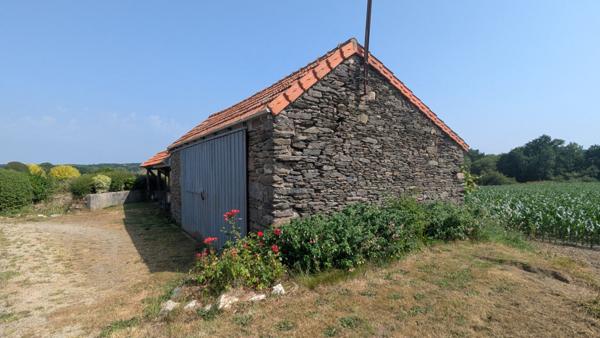 Authenticité et potentiel à 5 minutes de Morlaix : longère avec dépendances et vue dégagée