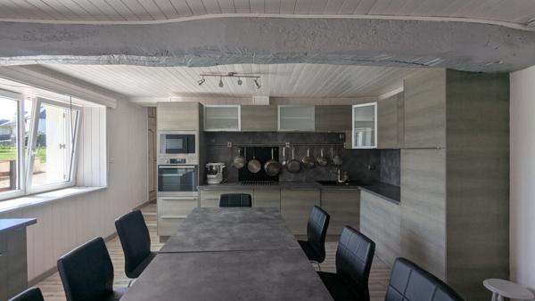 Authenticité et potentiel à 5 minutes de Morlaix : longère avec dépendances et vue dégagée