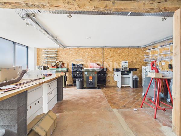 A vendre à Aurillac, quartier du Viaduc, local commercial et appartement avec terrasse, à rénover.