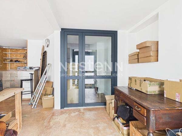 A vendre à Aurillac, quartier du Viaduc, local commercial et appartement avec terrasse, à rénover.