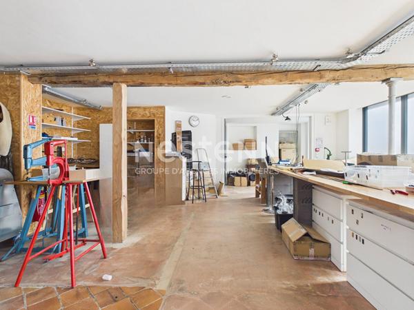 A vendre à Aurillac, quartier du Viaduc, local commercial et appartement avec terrasse, à rénover.