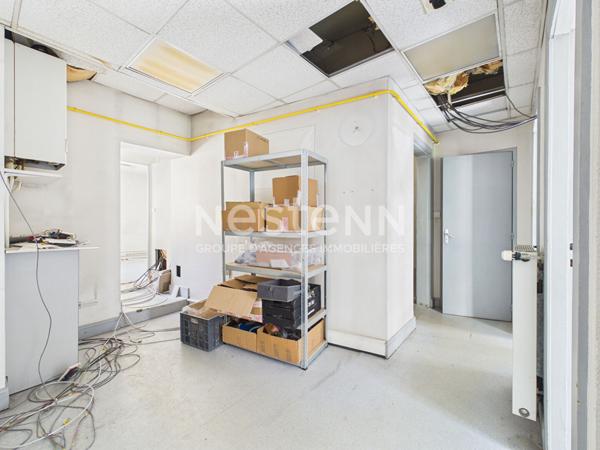 A vendre à Aurillac, quartier du Viaduc, local commercial et appartement avec terrasse, à rénover.