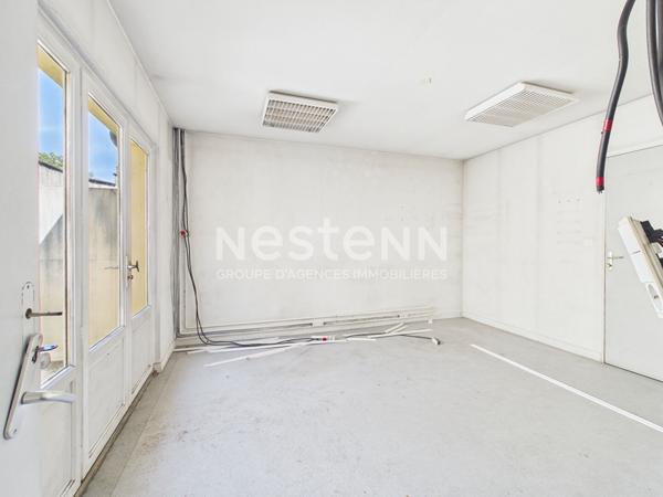 A vendre à Aurillac, quartier du Viaduc, local commercial et appartement avec terrasse, à rénover.