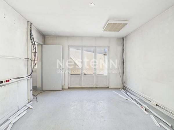 A vendre à Aurillac, quartier du Viaduc, local commercial et appartement avec terrasse, à rénover.