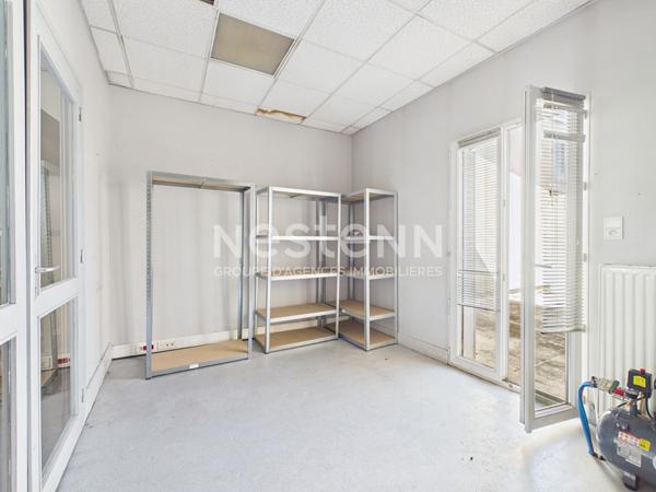 A vendre à Aurillac, quartier du Viaduc, local commercial et appartement avec terrasse, à rénover.