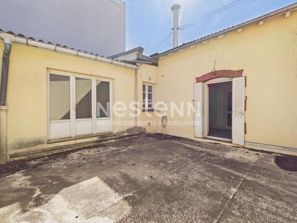A vendre à Aurillac, quartier du Viaduc, local commercial et appartement avec terrasse, à rénover.