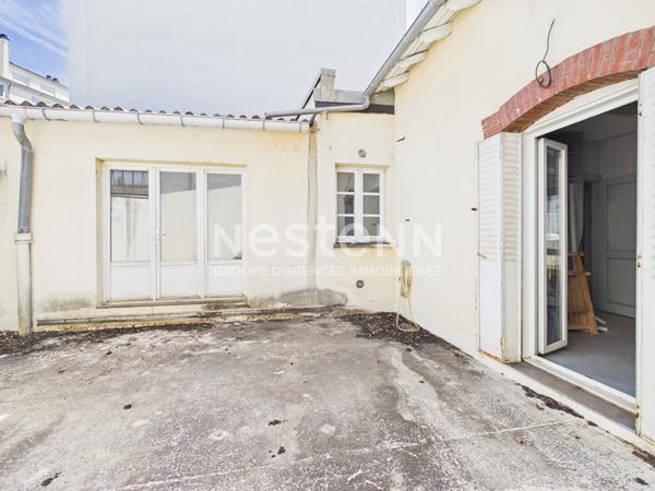 A vendre à Aurillac, quartier du Viaduc, local commercial et appartement avec terrasse, à rénover.