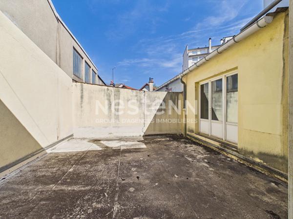 A vendre à Aurillac, quartier du Viaduc, local commercial et appartement avec terrasse, à rénover.