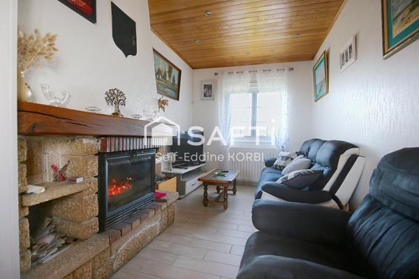 Charmante maison en pierre de 111 m² habitables, 5 pièces spacieuses et lumineuses dans un cadre paisible.