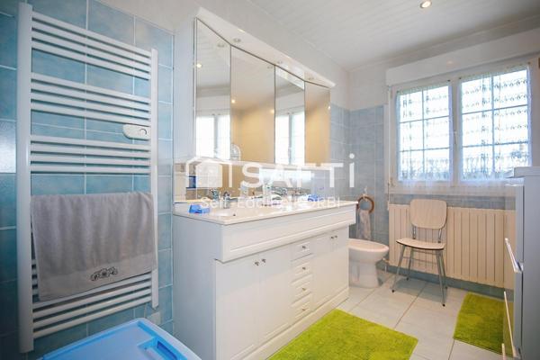 Charmante maison en pierre de 111 m² habitables, 5 pièces spacieuses et lumineuses dans un cadre paisible.