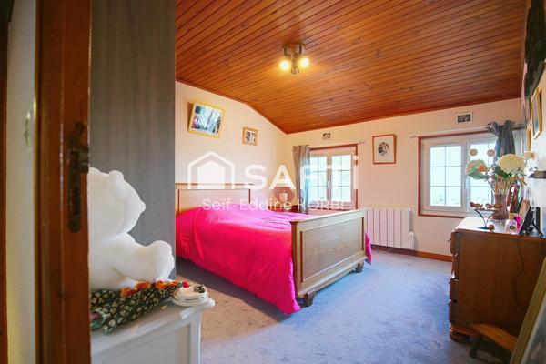 Charmante maison en pierre de 111 m² habitables, 5 pièces spacieuses et lumineuses dans un cadre paisible.