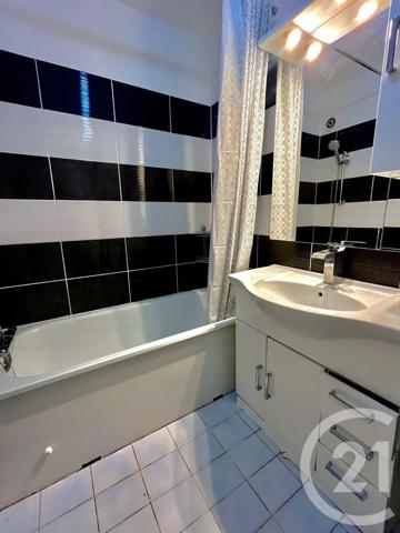 Appartement T3 à vendre  3 pièces - 72,03 m 2   VAULX EN VELIN  - 69