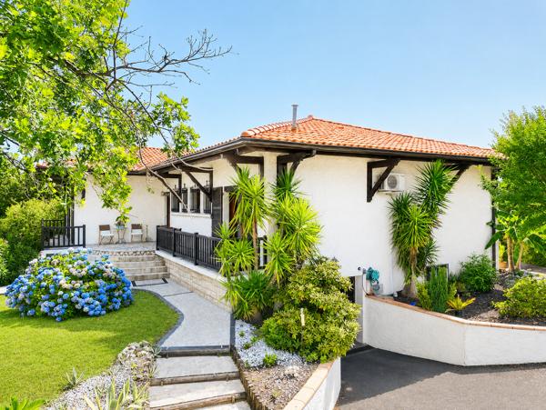 Maison
         6 pièces
        - 190 m² 699 000 € *