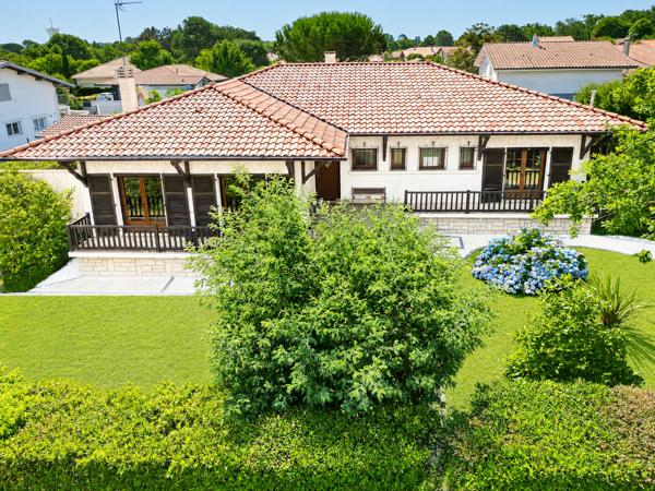 Maison
         6 pièces
        - 190 m² 699 000 € *