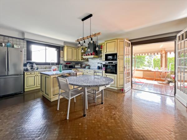 Maison
         6 pièces
        - 190 m² 699 000 € *