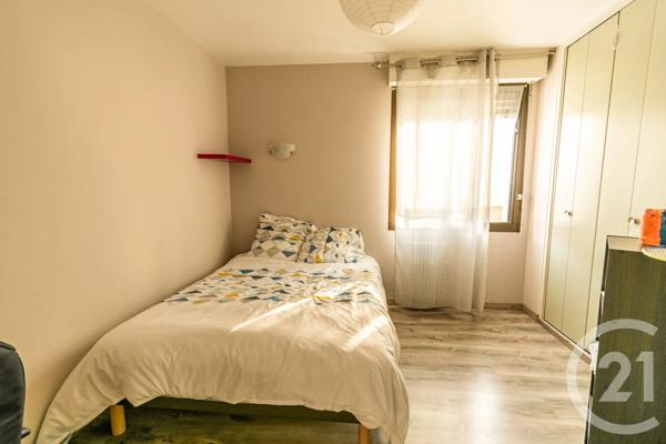 Appartement T3 à vendre  4 pièces - 76,30 m 2   LAVAL  - 53