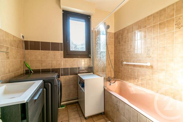 Appartement T3 à vendre  4 pièces - 76,30 m 2   LAVAL  - 53
