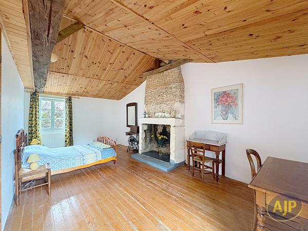 Maison à vendre Saint Cyr En Talmondais - 7 pièces, 258m² avec 4 chambre(s) à 368 000€ - AJP Immobilier Luçon