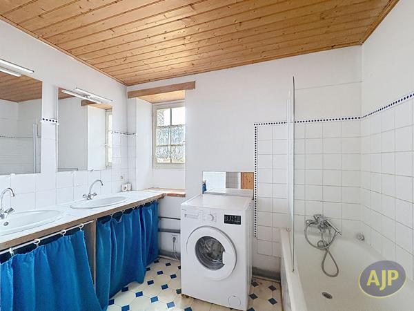 Maison à vendre Saint Cyr En Talmondais - 7 pièces, 258m² avec 4 chambre(s) à 368 000€ - AJP Immobilier Luçon