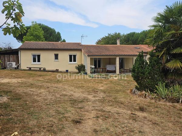 Maison de plain-pied de 120 m², 4/5 chambres et grand garage, au calme absolu. CHAMPNIERS (16)