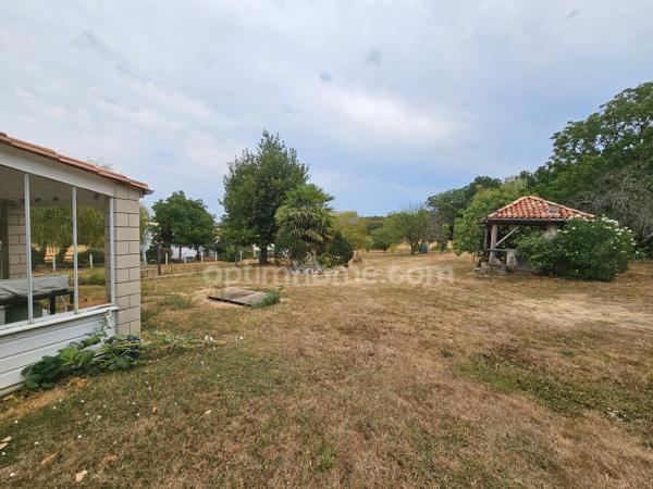 Maison de plain-pied de 120 m², 4/5 chambres et grand garage, au calme absolu. CHAMPNIERS (16)