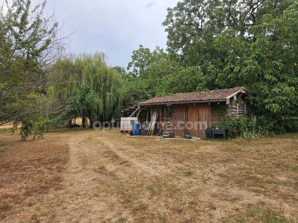Maison de plain-pied de 120 m², 4/5 chambres et grand garage, au calme absolu. CHAMPNIERS (16)