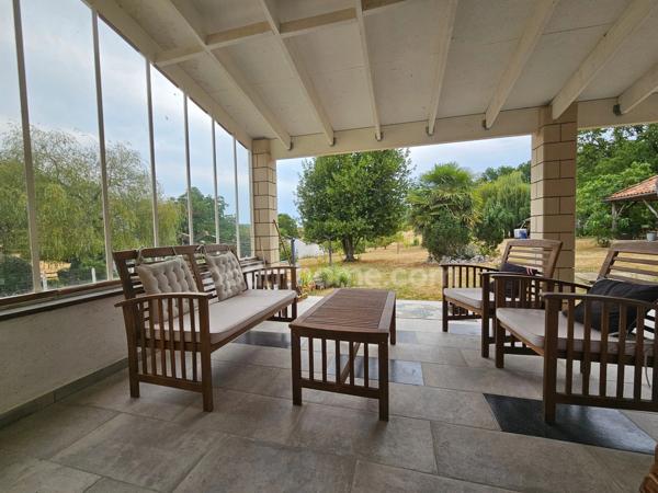 Maison de plain-pied de 120 m², 4/5 chambres et grand garage, au calme absolu. CHAMPNIERS (16)