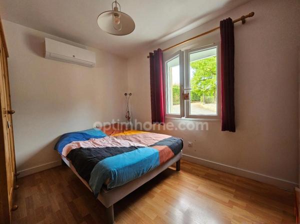 Maison de plain-pied de 120 m², 4/5 chambres et grand garage, au calme absolu. CHAMPNIERS (16)