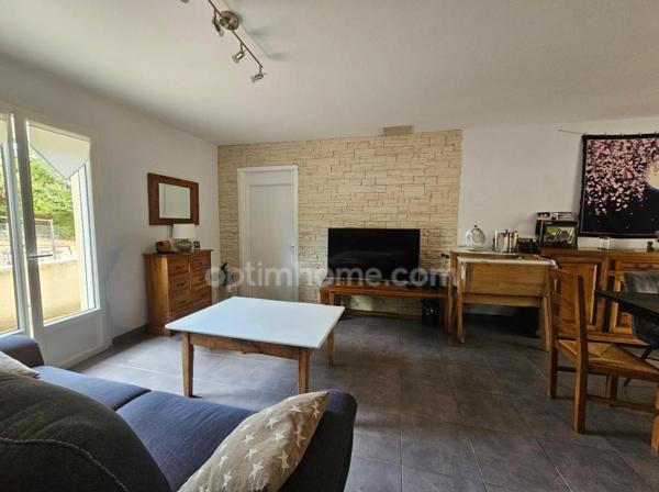 Maison de plain-pied de 120 m², 4/5 chambres et grand garage, au calme absolu. CHAMPNIERS (16)