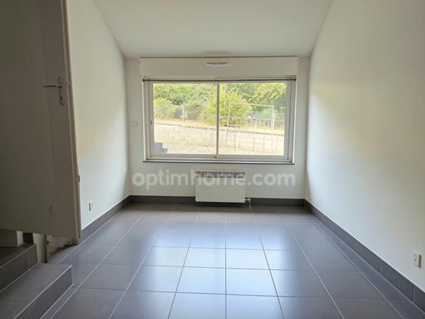 Maison de plain-pied de 120 m², 4/5 chambres et grand garage, au calme absolu. CHAMPNIERS (16)