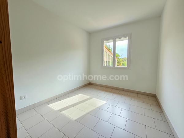 Maison de plain-pied de 120 m², 4/5 chambres et grand garage, au calme absolu. CHAMPNIERS (16)