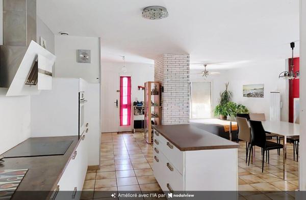 Belle villa lumineuse dans quartier residentiel, sur grand terrain