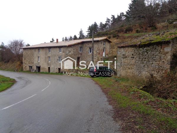 Située entre Lamastre et Vernoux en Vivarais, Ancienne ferme traditionnelle : histoire, charme et fort potentiel