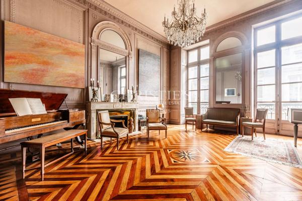 Bordeaux Saint-Pierre – Appartement de plus de 400 m² dans un Hôtel particulier classé Monument Historique