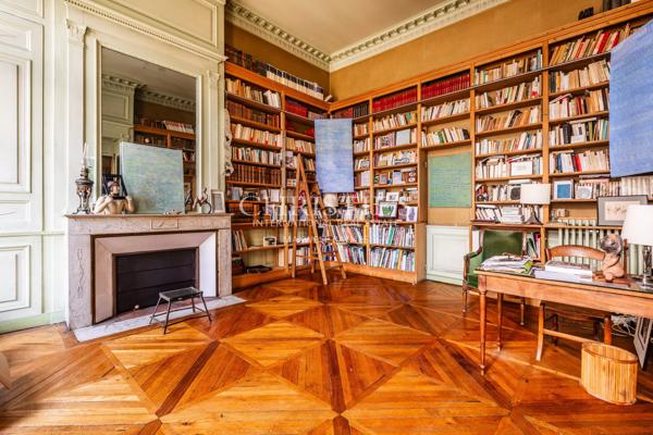 Bordeaux Saint-Pierre – Appartement de plus de 400 m² dans un Hôtel particulier classé Monument Historique