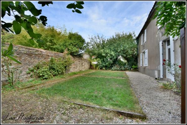 Maison à vendre + Appartement en location - Centre historique de MONTAIGU (85)