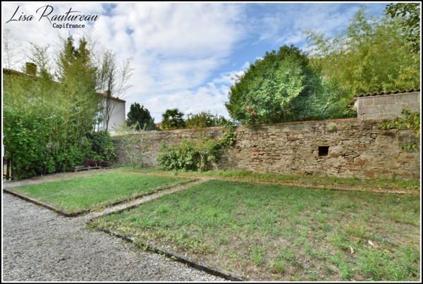 Maison à vendre + Appartement en location - Centre historique de MONTAIGU (85)