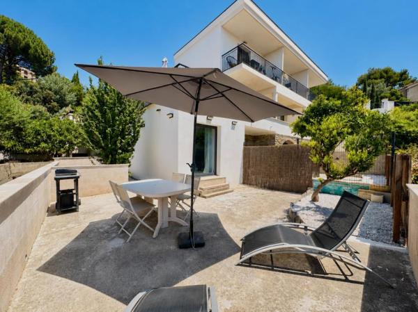 Studio rénové avec terrasse à vendre-  Proche Plage et centre-ville du Lavandou