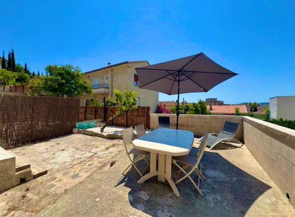 Studio rénové avec terrasse à vendre-  Proche Plage et centre-ville du Lavandou