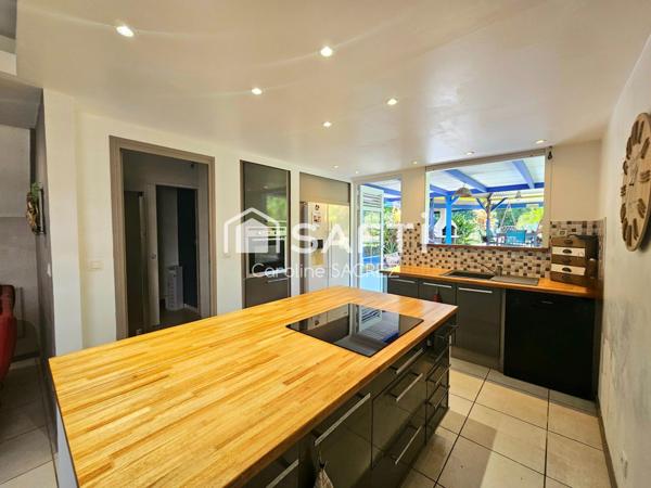 Grand espace de vie extérieur avec carbet, terrasse & piscine – Maison familiale à Dizac au Diamant