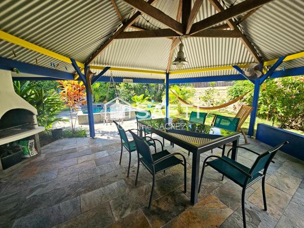 Grand espace de vie extérieur avec carbet, terrasse & piscine – Maison familiale à Dizac au Diamant