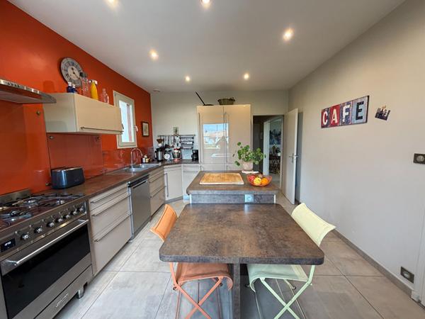 BUELLAS, belle maison familiale avec véranda et dépendances sur parc arboré