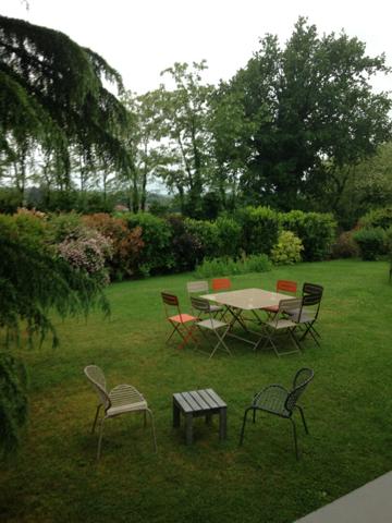 BUELLAS, belle maison familiale avec véranda et dépendances sur parc arboré