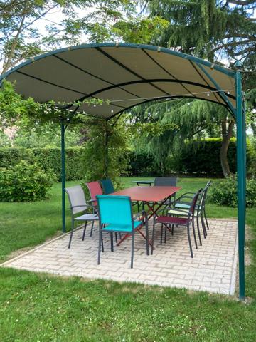 BUELLAS, belle maison familiale avec véranda et dépendances sur parc arboré