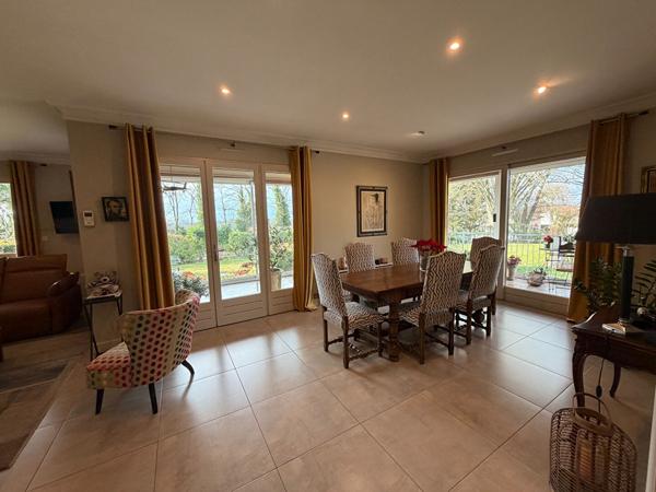 BUELLAS, belle maison familiale avec véranda et dépendances sur parc arboré