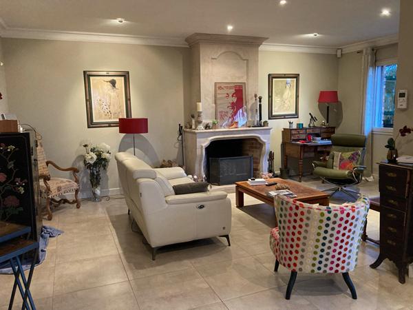 BUELLAS, belle maison familiale avec véranda et dépendances sur parc arboré