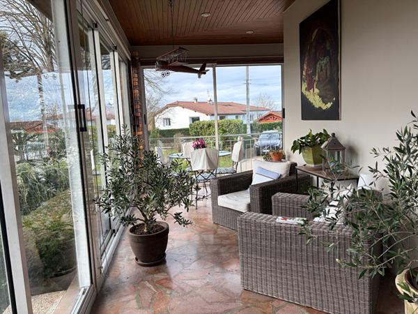 BUELLAS, belle maison familiale avec véranda et dépendances sur parc arboré