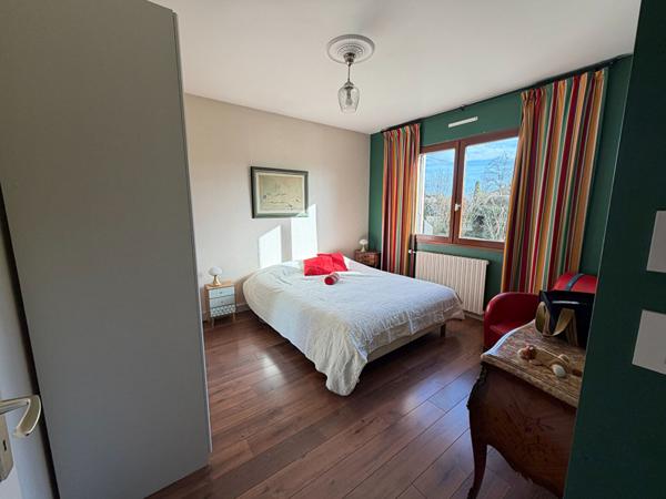 BUELLAS, belle maison familiale avec véranda et dépendances sur parc arboré