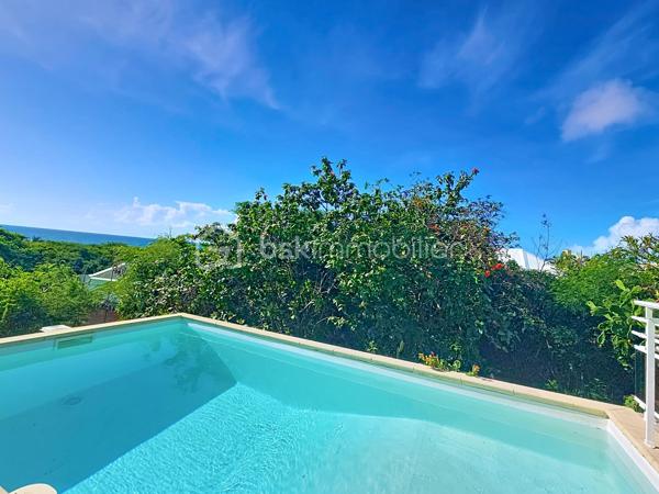 Delphine MIRANDA pour le réseau BSK IMMOBILIER
Saint François - Route touristique 
Vous rêvez d'une maison avec vue mer dans un secteur privilégié au calme? Alors j'ai le bien qu'il vous faut!
La maison se situe route touristique à 5 minutes du centre ville et des commodités de Saint François dans un lotissement résidentiel recherché pour son calme et son accès direct à la plage.
La maison de construction béton est édifié sur un niveau sur une parcelle de 691 m2.
Surface habitable : 75 m2 , surface utile : 115 m2 avec les terrasses couvertes.
Entrée par portail sécurisé vous trouverez une aire de parking pouvant recevoir 3 véhicules.
Sur le premier niveau se trouve l'espace de vie avec son grand salon cuisine ouverte de 34 m2 , une salle d'eau toilettes, et une grande terrasse couverte vous permettant de bénéficier de la splendide vue mer , ainsi que de la piscine (au sel) et de sa plage.
Au niveau inférieur vous trouverez la partie nuit avec ses deux chambres de 12,80 m2 orientée côté jardin avec accès direct sur terrasse couverte, une salle d'eau commune avec douche à l'italienne , et un toilette indépendant.
Le jardin est verdoyant , spacieux et entièrement clos , un petit chemin longe la parcelle pour accéder directement à la plage de Anse des Rochers.
Citerne tampon , chauffe-eau solaire pour votre confort , local technique piscine en dur, aucun travaux à prévoir.
Vendu meublé , clé en main !

Le bien est situé dans un lotissement géré en ASL avec une quote-part de charges courantes annuelles de 373,82€ par an.
N'hésitez pas à me contacter pour de plus amples informations sur cette villa , accéder au reportage photos complet et aux vidéos!
