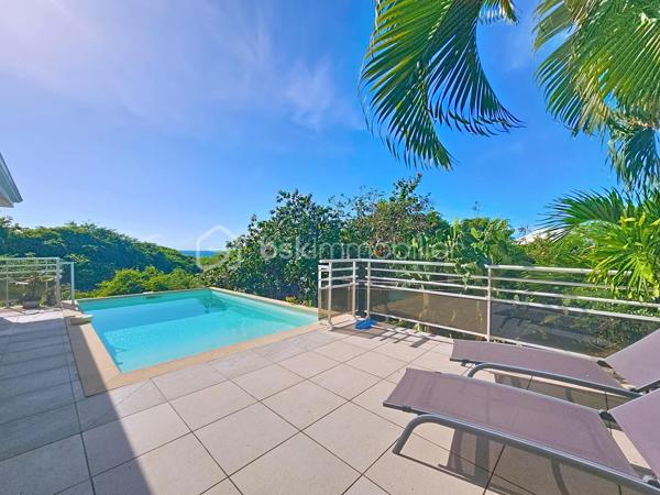 Delphine MIRANDA pour le réseau BSK IMMOBILIER
Saint François - Route touristique 
Vous rêvez d'une maison avec vue mer dans un secteur privilégié au calme? Alors j'ai le bien qu'il vous faut!
La maison se situe route touristique à 5 minutes du centre ville et des commodités de Saint François dans un lotissement résidentiel recherché pour son calme et son accès direct à la plage.
La maison de construction béton est édifié sur un niveau sur une parcelle de 691 m2.
Surface habitable : 75 m2 , surface utile : 115 m2 avec les terrasses couvertes.
Entrée par portail sécurisé vous trouverez une aire de parking pouvant recevoir 3 véhicules.
Sur le premier niveau se trouve l'espace de vie avec son grand salon cuisine ouverte de 34 m2 , une salle d'eau toilettes, et une grande terrasse couverte vous permettant de bénéficier de la splendide vue mer , ainsi que de la piscine (au sel) et de sa plage.
Au niveau inférieur vous trouverez la partie nuit avec ses deux chambres de 12,80 m2 orientée côté jardin avec accès direct sur terrasse couverte, une salle d'eau commune avec douche à l'italienne , et un toilette indépendant.
Le jardin est verdoyant , spacieux et entièrement clos , un petit chemin longe la parcelle pour accéder directement à la plage de Anse des Rochers.
Citerne tampon , chauffe-eau solaire pour votre confort , local technique piscine en dur, aucun travaux à prévoir.
Vendu meublé , clé en main !

Le bien est situé dans un lotissement géré en ASL avec une quote-part de charges courantes annuelles de 373,82€ par an.
N'hésitez pas à me contacter pour de plus amples informations sur cette villa , accéder au reportage photos complet et aux vidéos!